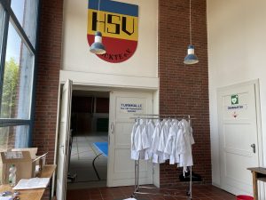 Judoanzüge hängen geordnet vor der Halle des HSv Stöckte in Winsen Luhe