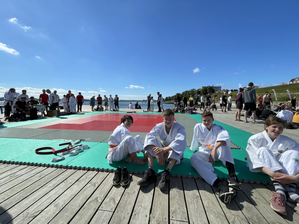 Stöckter Judo-Trio aus Winsen erholt sich am Mattenrand beim Beach Turnier