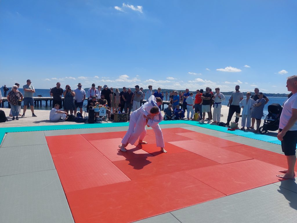 Stöckter Judoka bei internationalem Wettkampf