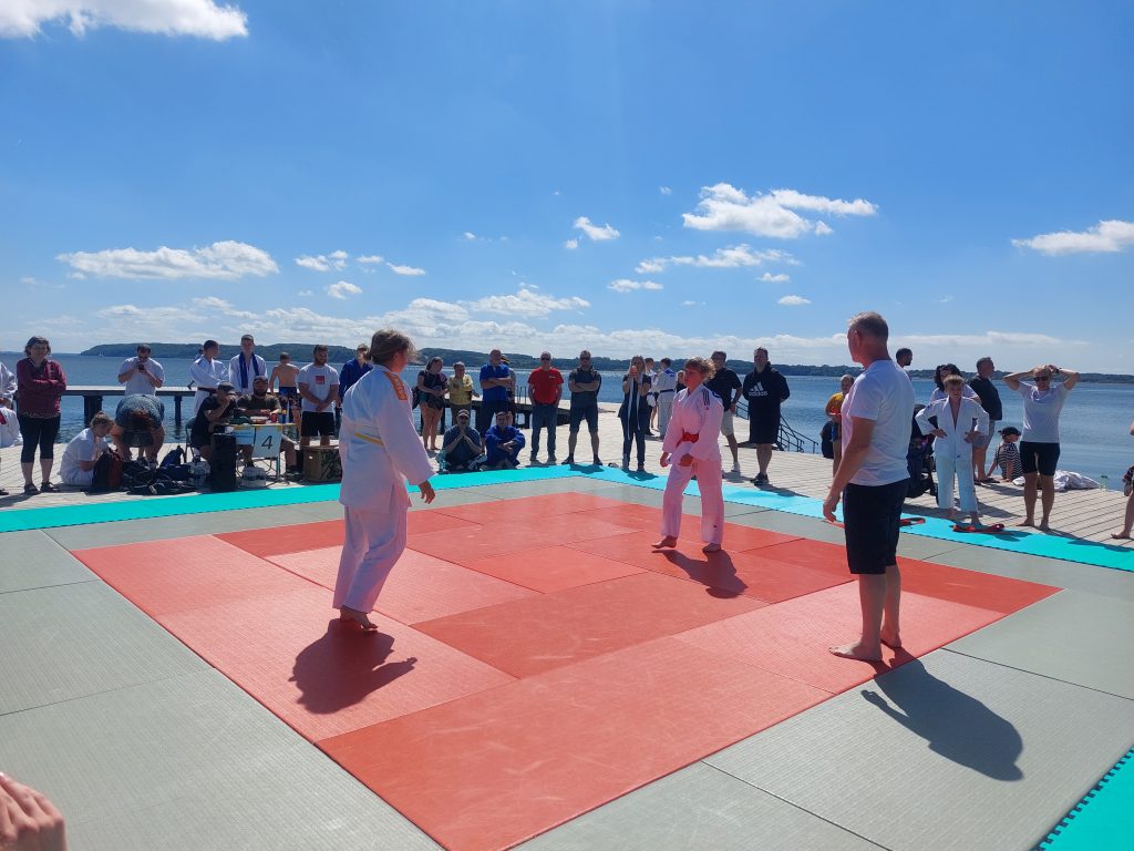 Kämpfende Judo Mädchen vom HSV Stöckte unter freiem Himmel