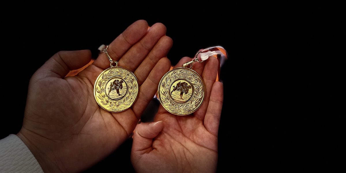 Die Stöckter Judoka aus Winsen halten ihre Goldmedaille der offenen Berliner Kata Meisterschaften in der Hand