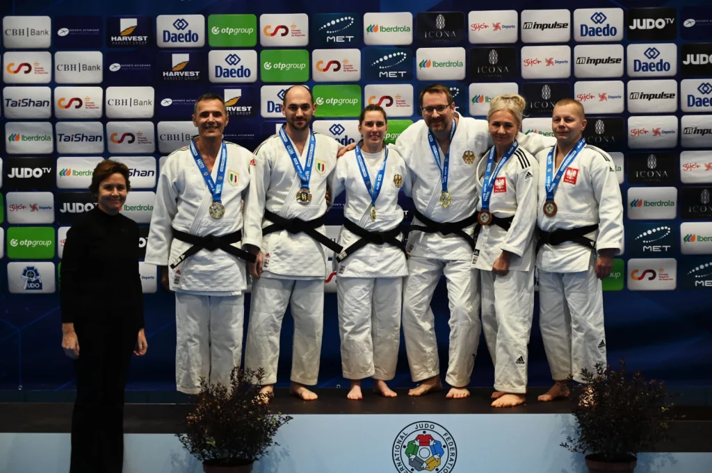 Siegerpodium mit den drei Gewinnerteams, links die beiden Italiener, Mitte HSV Stöckte aus Winsen in Deutschland und rechte das polnische Team.