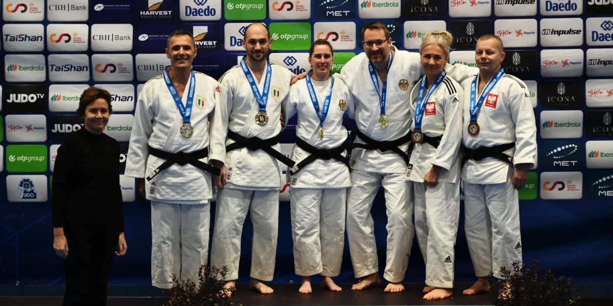 Siegerpodium mit den drei Gewinnerteams, links die beiden Italiener, Mitte HSV Stöckte aus Winsen in Deutschland und rechte das polnische Team.